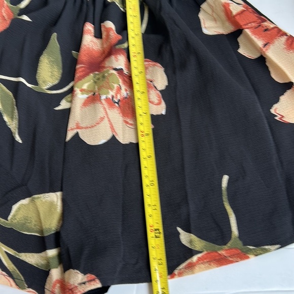 Black and floral cold shoulder shorts romper jumpsuit flare sleeve - Picture 13 of 16